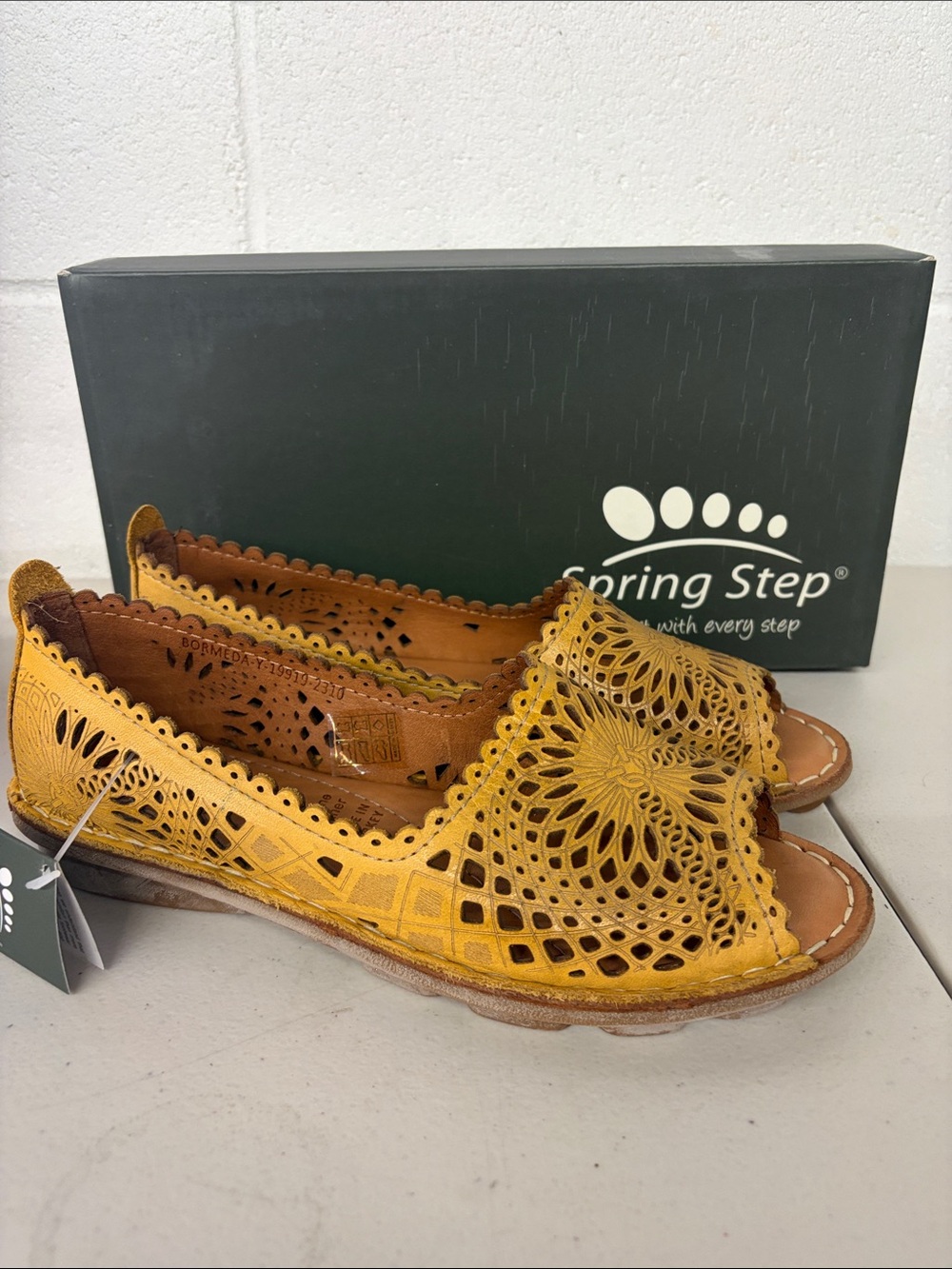 SZ 37 Spring Step Women’s Yellow Laser-Cut Leather Peep-Toe Flats BORMEDA